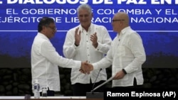 Díaz-Canel celebra un acuerdo de alto el fuego firmado por el presidente colombiano Gustavo Petro y el comandante del ELN, Antonio García, en El Laguito en La Habana, el 9 de junio de 2023. (Foto AP/Ramon Espinosa)