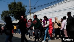 Migrantes, en su mayoría de Haití, Cuba y Venezuela, se reúnen afuera de la Comisión Mexicana de Ayuda a Refugiados (COMAR), mientras esperan en fila para regularizar su situación migratoria en el país, en la Ciudad de México, México, el 24 de enero de 2025. REUTERS/Henry Romero