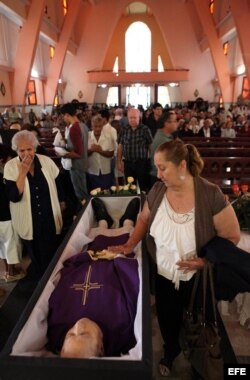 Varias personas observan el cuerpo del fallecido monseñor Carlos Manuel de Céspedes García-Menocal.