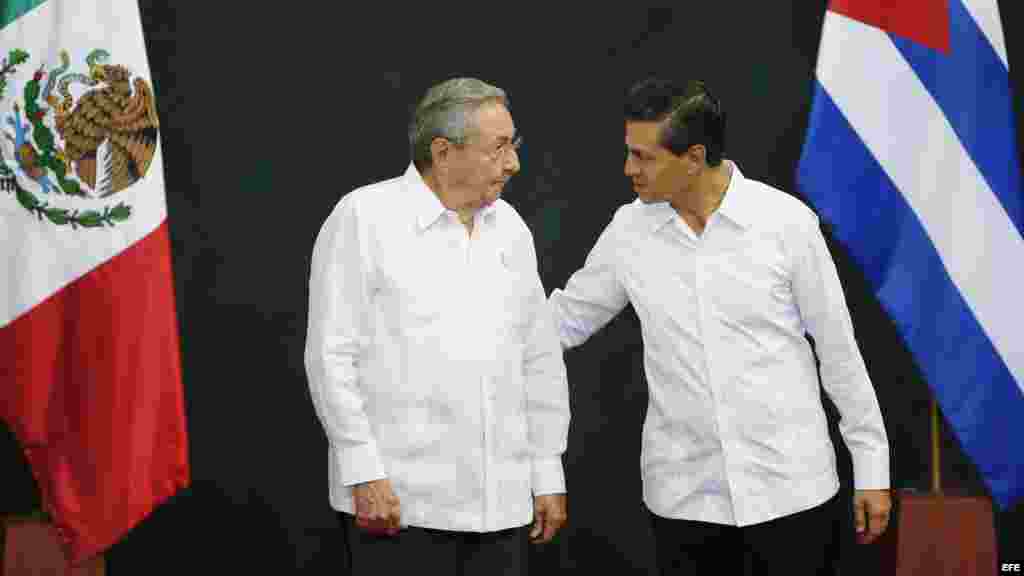 El presidente de México Enrique Peña Nieto conversa con el gobernante cubano Raúl Castro (d-i), durante la ceremonia protocolaria en el Palacio de Gobierno del estado de Yucatán, Mérida (6 de noviembre, 2015).