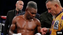 Rigondeaux se retira del combate. 