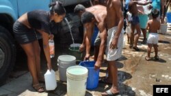 Cubanos se abastecen de agua en pipas.