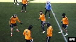 Los jugadores del Real Madrid, durante el entrenamiento que la plantilla ha realizado este lunes en la Ciudad Deportiva de Valdebebas.