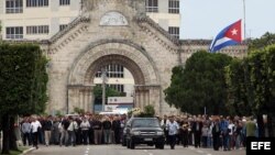 Cientos de personas asistieron al sepelio de monseñor Carlos Manuel de Céspedes, en el Cementerio Colón, en La Habana (Cuba).