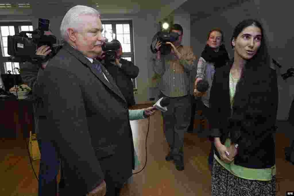 AW102 GDANSK (POLONIA) 28/05/2013.- El expresidente polaco Lech Walesa (izq) recibe a la periodista y bloguera cubana Yoani Sánchez (der), autora del blog "Generación Y", antes de su encuentro en Gdansk, Polonia, hoy lunes 28 de mayo de 2013. EFE/Adam War