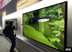 Un asistente toma una fotografía de un televisor Sony 4K LED de 85 pulgadas con X-tended Dynamic Range Pro.