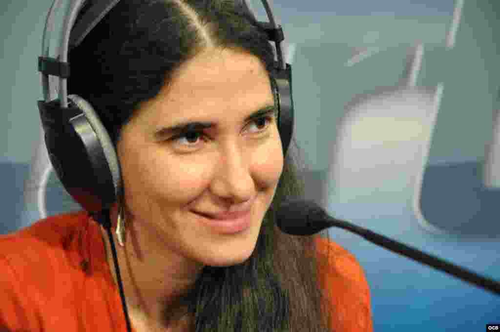 Yoani S&aacute;nchez en la cabina de Radio Mart&iacute;.