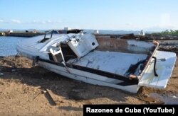 Lancha hundida en Bahía Honda. (Captura de video/YouTube/Razones de Cuba)