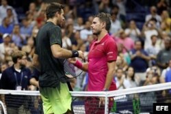 (i-d) Del Potro felicita a Wawrinka.