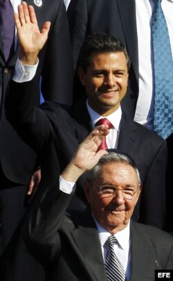 El presidente de México, Enrique Peña Nieto (arriba), y el gobernante de Cuba, Raúl Castro, durante la foto oficial de la primera Cumbre de la Celac y la Unión Europea (UE), en Santiago de Chile.