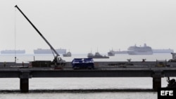 Varios barcos permanecen atracados en la Bahía de Panamá, a la espera de su ingreso al Canal de Panamá.