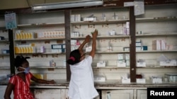 Una farmacia en La Habana, durante la pandemia de COVID-19. (Archivo REUTERS/Alexandre Meneghini)