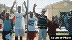 Cubanos detenidos en el Centro Carmichael, en Nassau, Bahamas (Foto cortesía de Centro por la Justicia y el Derecho Internacional).