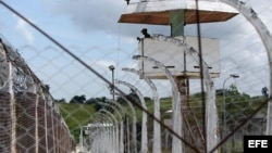 Vista de un guardia en una garita de la prisión Combinado del Este, en La Habana (Cuba) 9 de abril de 2013