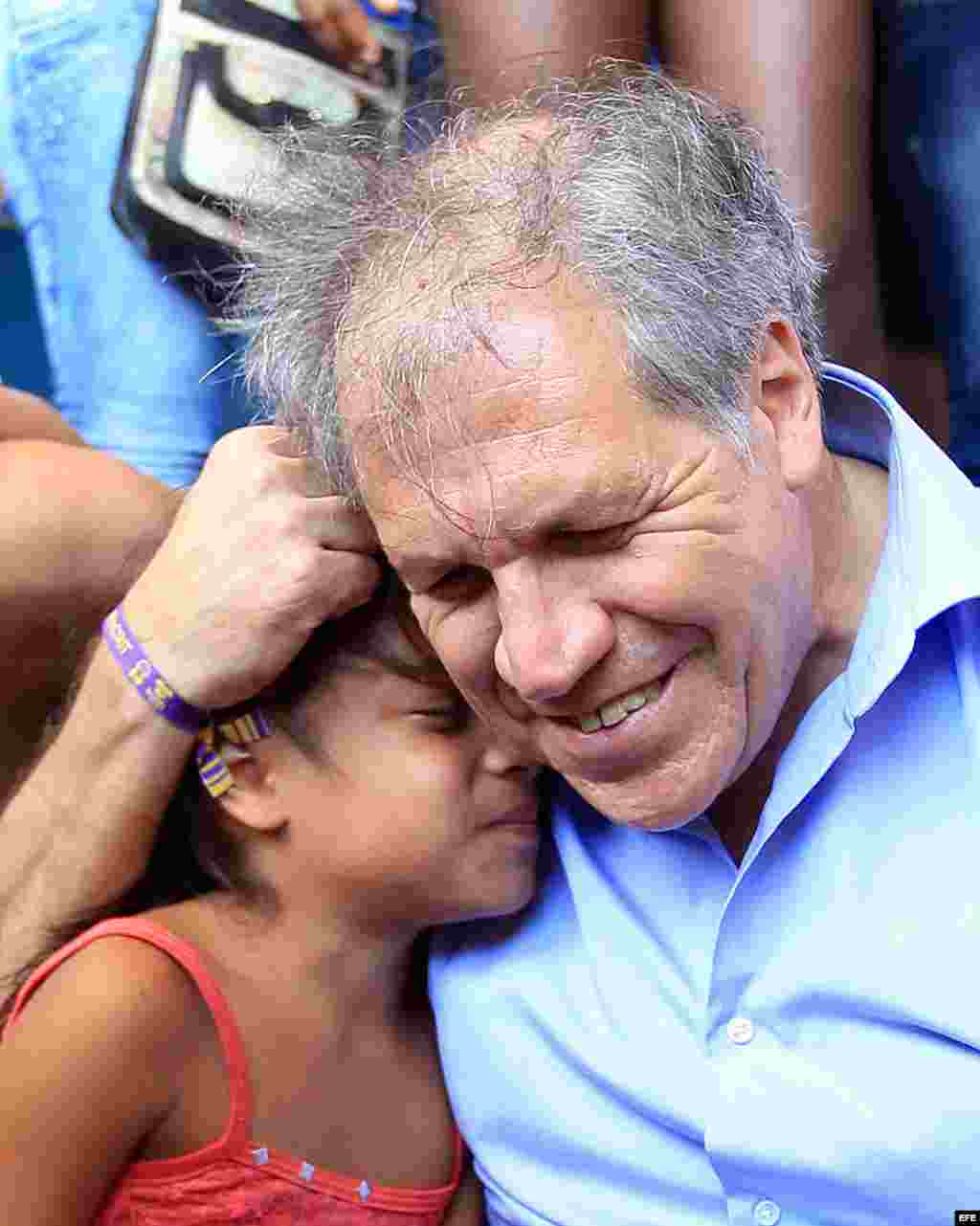 El secretario general de la Organización de Estados Americanos (OEA), Luis Almagro, conversa con niños de un albergue en la frontera entre Colombia y Venezuela hoy, sábado 5 de Septiembre de 2015, del sector de La Parada, cerca a Cúcuta (Colombia).