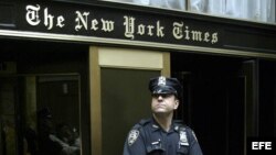 Un oficial de la policía hace guardia frente a la entrada del periódico The New York Times.