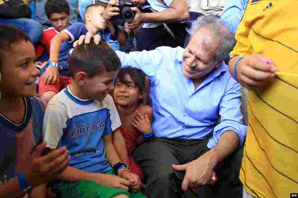 El secretario general de la Organización de Estados Americanos (OEA), Luis Almagro, conversa con niños de un albergue en la frontera entre Colombia y Venezuela hoy, sábado 5 de Septiembre de 2015, del sector de La Parada, cerca a Cúcuta (Colombia).