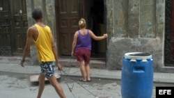 La población depende de estas "pipas", o tanques de manteca reciclados, para acarrear agua. En Sagua, el precio de uno lleno del precioso líquido es de 60 pesos