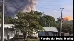 Al fondo, vista de la explosión en la base militar de Melones, en Holguín.