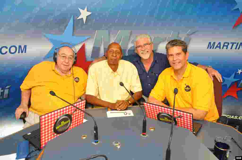 Guillermo Fari&ntilde;as con el equipo de El Revoltillo. 